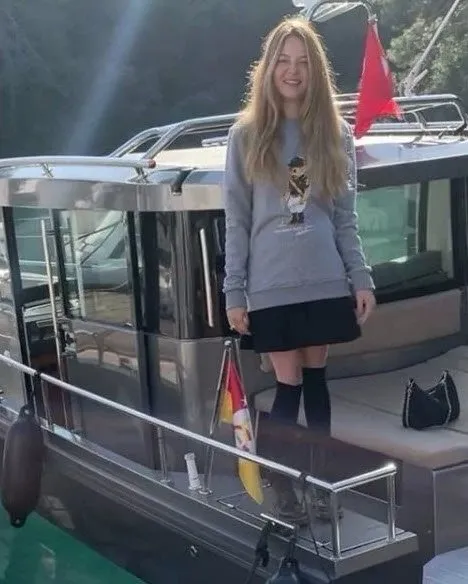 naz elmas ve esi kar kis demeden denize girdi dillere dustu eskiya nin sevda si naz elmas in camasirsiz pozunu esi paylasinca takvim