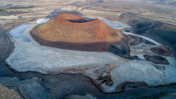 dunyanin-nazar-boncugu-olarak-bilinen-meke-golu-haritadan-silinme-noktasinda-1610084765069.jpg Dünyanın nazar boncuğu olarak bilinen Meke Gölü haritadan silinme noktasında-9