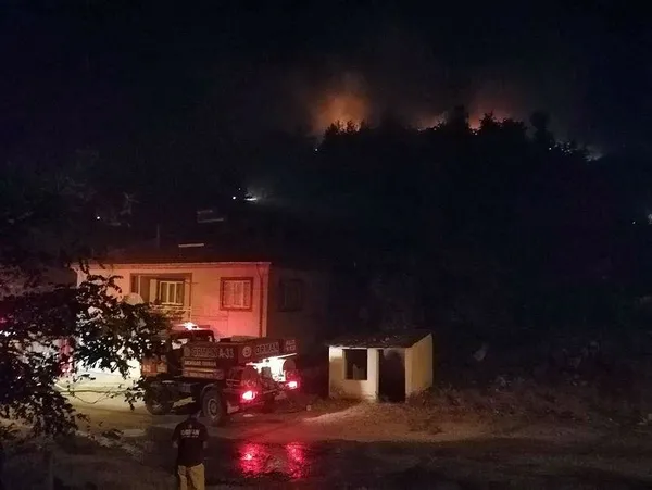 Manisa'da yangın nedeniyle bir mahalle tahliye edildi-2