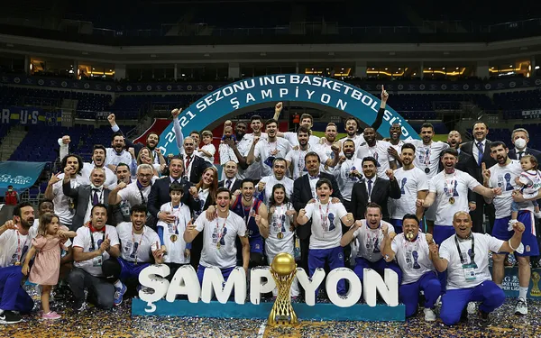 son-dakika-anadolu-efes-fenerbahce-bekoya-hezimet-yasatarak-sampiyon-oldu-1623102999894.jpg