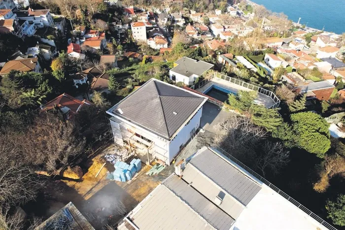 bogaz-manzarali-villada-kacak-insaat-skandali-buyuyor-halk-tvnin-patronu-cafer-mahiroglundan-piskin-savunma-1703303078968.jpeg Boğaz manzaralı villada kaçak inşaat skandalı büyüyor! Halk TV'nin patronu Cafer Mahiroğlu'ndan pişkin savunma!-2