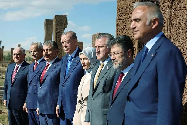 baskan-erdogan-ve-mhp-lideri-devlet-bahceli-ahlatta-selcuklu-meydan-mezarligini-ziyaret-etti-1692972032650.jpeg