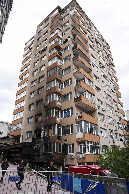 29-kisiyi-hayattan-koparan-masquerade-yangininda-ifadeler-ortaya-cikti-soke-eden-sozler-ogretmenlik-yapiyorum-1712354860680.jpeg 29 kişiyi hayattan koparan Beşiktaş 'Masquerade' yangınında ifadeler ortaya çıktı: Bayrama kadar açmazsak zarar ederiz-11