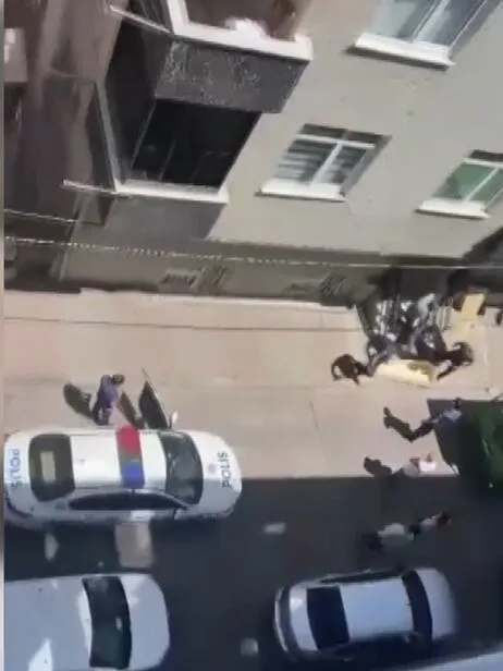 1688385785970.jpeg Kıskançlık krizine girdi! Çocuklarının gözü önünde öldürdü-3