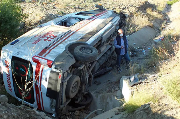 Yozgat'ta ambulans takla attı: 3 yaralı