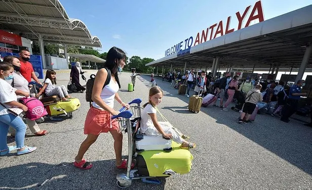 Antalya'ya turist akını! Hava yoluyla gelen turist sayısı 4 milyonu aştı-2