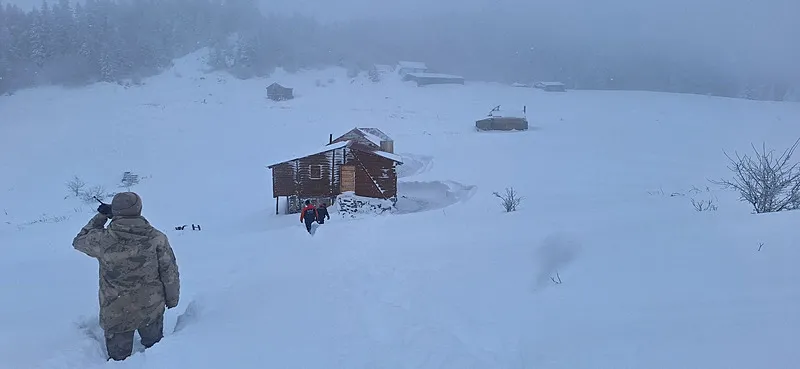 Ordu'da karda mahsur kalan 4 kişi için kurtarma çalışması sürüyor (DHA)