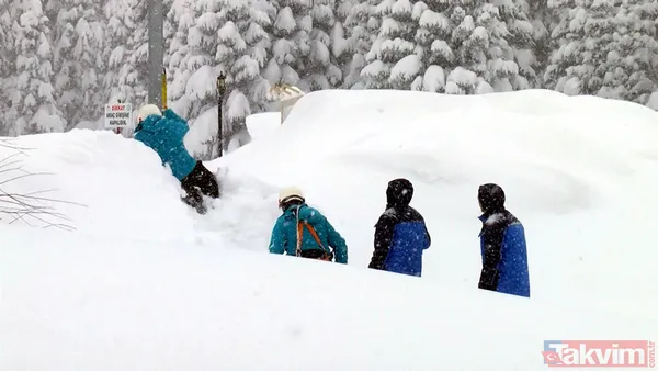 Uludağ'da araçlar kar altında kayboldu! Sürücüler jandarmadan yardım istedi - 5