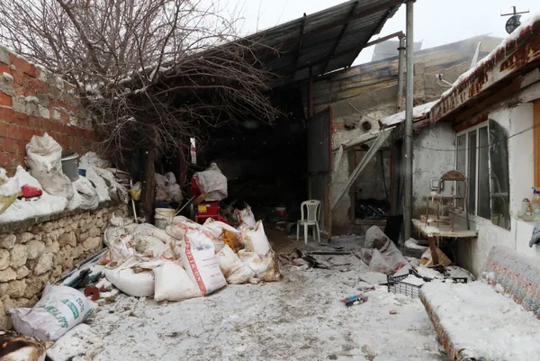 eskisehirde-turgutlar-mahallesinde-agilda-cikan-yangin-3-saatte-sonduruldu-50-hayvan-telef-oldu-800-bin-lira-z-1643191277611.jpg Eskişehir'de Turgutlar Mahallesi'nde ağılda çıkan yangın 3 saatte söndürüldü! 50 hayvan telef oldu 800 bin lira zarar-14