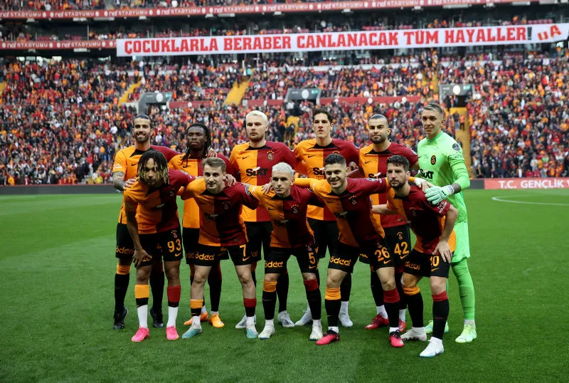 Galatasaray'da büyük temizlik! O isimlerle yollar ayrılıyor - 1