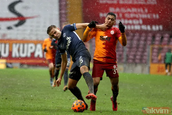 Galatasaray'ın Maçın İlk Yarısında Kalesinin Önündeki Ağır, Çamurlu Zemin Bu Tabloda Başroldeydi. Kaleler Değişince Kasımpaşa Hayli Rahatladı. Keza; İlk Yarı...