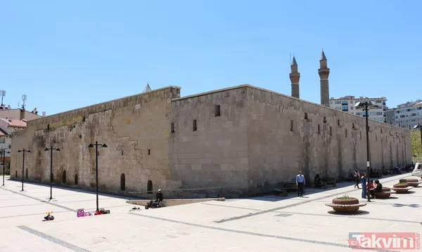 Sivas'ta Şifaiye Medresesi'nin restorasyonundan ana eyvan kemerinin taşları arasında inşaat malası unutuldu - 4