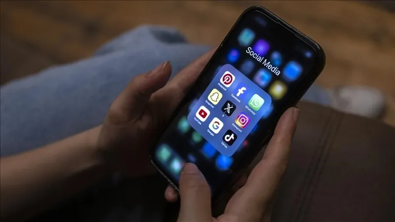 15-yas-altina-sosyal-medya-kisitlamasinda-son-viraj-tbmm-avrupadaki-ornekleri-mercek-altina-aldi-hangi-yaptiri-1770541479430.jpeg 15 yaş altına sosyal medya kısıtlamasında son viraj! TBMM Avrupa'daki örnekleri mercek altına aldı: Hangi yaptırımlar uygulanıyor?-6