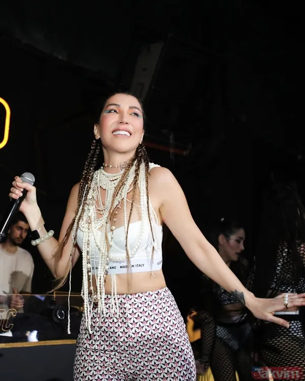 Hande Yener'in deri detaylı ilginç tarzı sosyal medyayı ikiye böldü! Demet Akalın kayıtsız kalmadı! “Niye giydin ki hiç gerek yokmuş” - 6