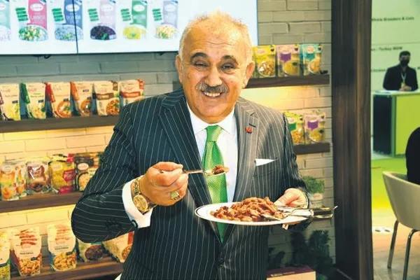 1631312191276.jpeg Hadise mavi elbisesi ile beğeni topladı! Gören dönüp bir daha baktı-18