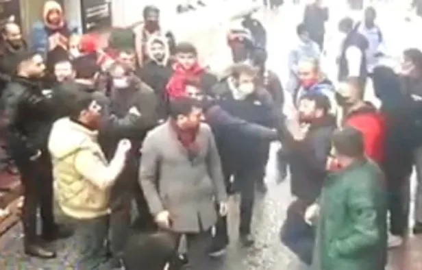 Son dakika: Beyazıt'ta ayakkabı çalan hırsız esnafa yakalanınca darbedildi-2