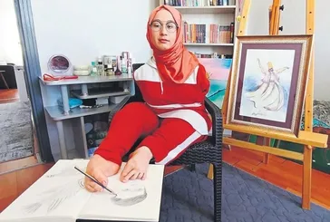 Kolları olmayan Ayşe Yılmaz hedeflerine ayaklarıyla koşuyor! "Pes etmedim, bir gün kollarımla resim yapacağım"