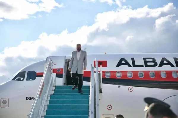 baskan-erdogan-mesaiye-devam-ediyor-arnavutluk-basbakani-edi-ramayi-kabul-etti-1622660973148.jpg Başkan Erdoğan mesaiye devam ediyor... Arnavutluk Başbakanı Edi Rama'yı kabul etti-1