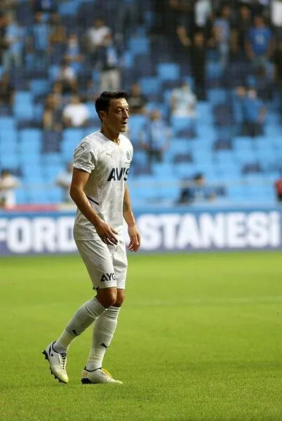 mesut-ozil-atti-fener-kazandi-adana-demirspor-0-1-fenerbahce-mac-sonucu-1629065886949.jpeg