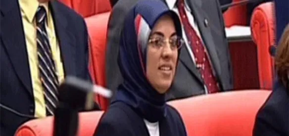 Fazilet Partisinden Merve Kavakçı, milletvekili yemin törenine türbanla girdi. Kavakçı yemin ettirilmeden TBMM Genel Kurulundan çıkarıldı