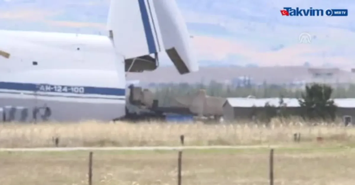 S-400 parçaları hangarlara böyle taşındı! (Video)
