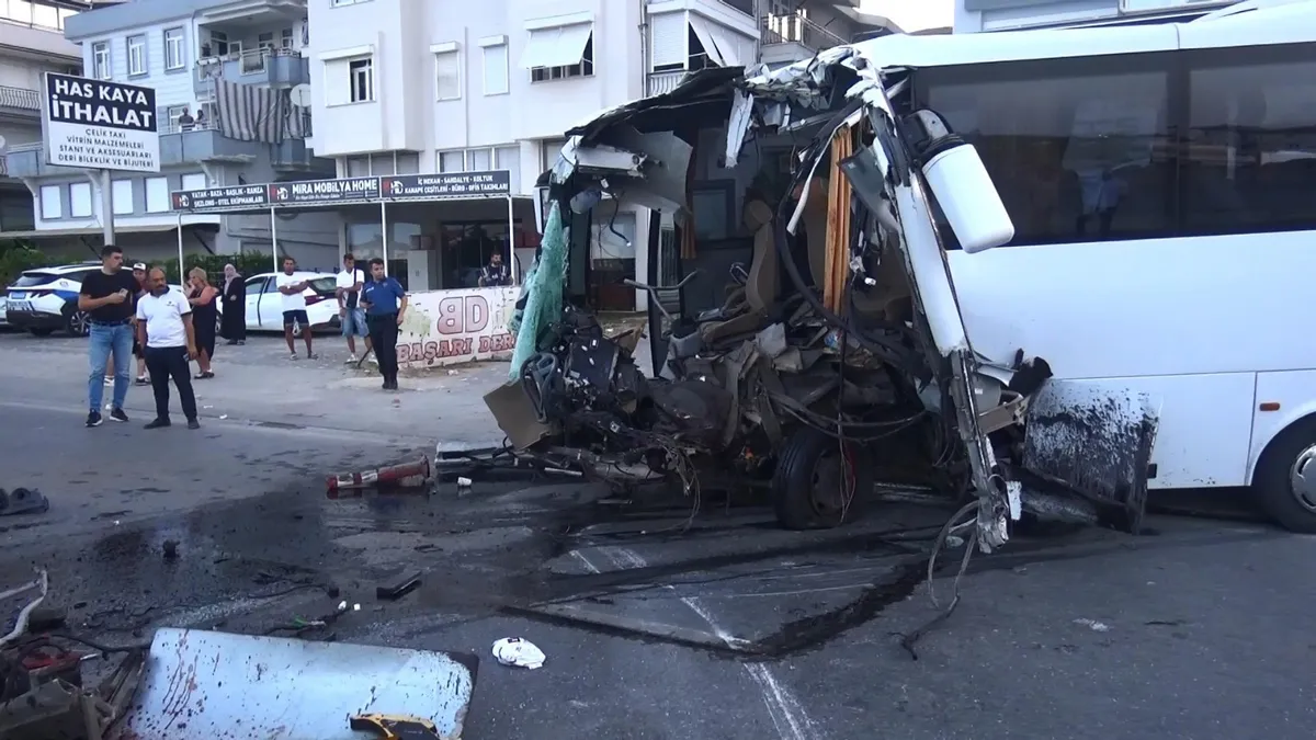 Antalya Manavgat'ta feci kaza! Tur midibüsü bariyere çarptı: 20 Rus ve Belaruslu yaralandı