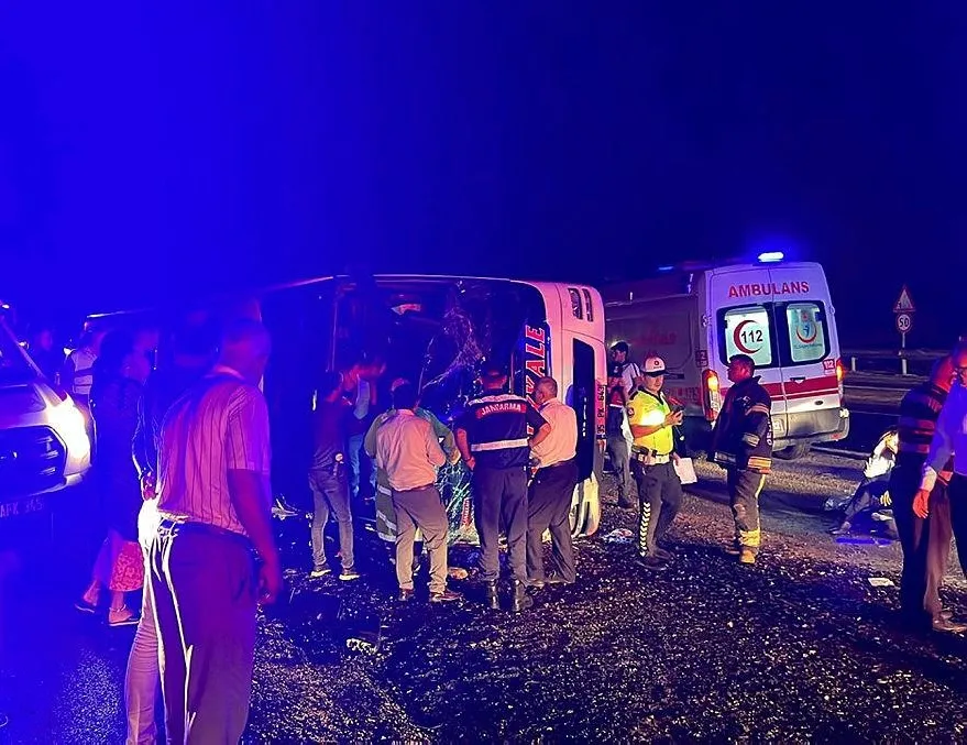 Yolcu otobüsü devrildi