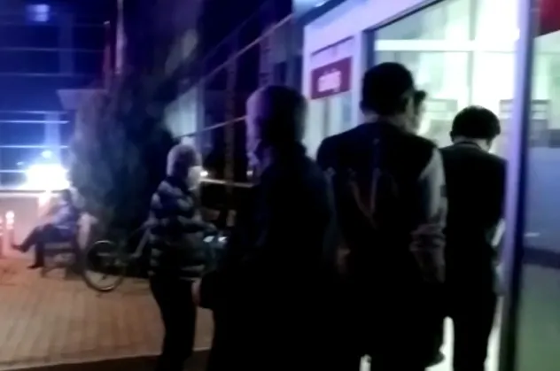 Tarla süren çiftçiyi arılar 10 yerinden soktu