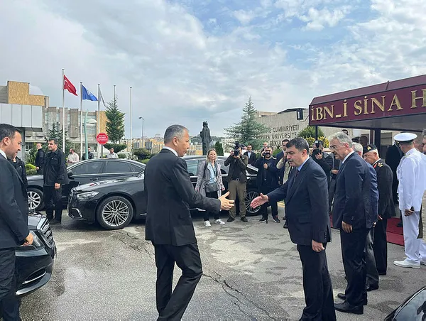Son dakika: İçişleri'ne saldırı girişimi! İçişleri Bakanı Ali Yerlikaya ve MİT Başkanı İbrahim Kalın'dan yaralı polislere ziyaret-3