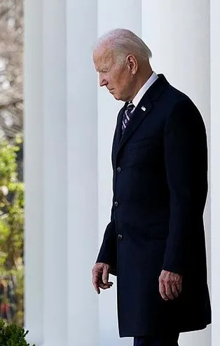 Biden'ın 'kopya kağıdı' kameralara yakalandı! 'Zor Putin soruları ve cevapları'