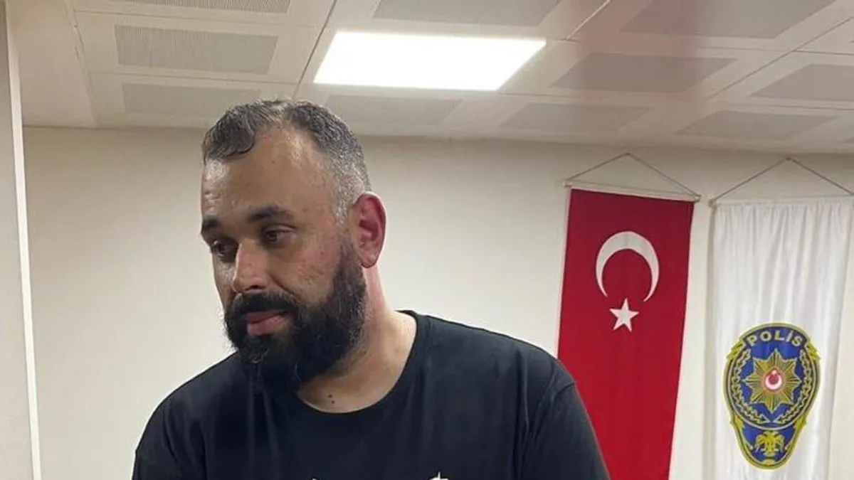 Terör örgütü propagandasına geçit yok! Galatasaray-PAOK maçına PKK paçavrası sokmaya çalışan Yunan yakalandı