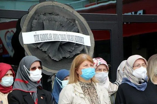 chpli-bolu-belediye-baskani-tanju-ozcana-kadinlardan-siyah-celenkli-tepki-1630862337689.jpeg CHP'li Bolu Belediye Başkanı Tanju Özcan'ın mide bulandıran sözlerine kadınlardan siyah çelenkli tepki!-4