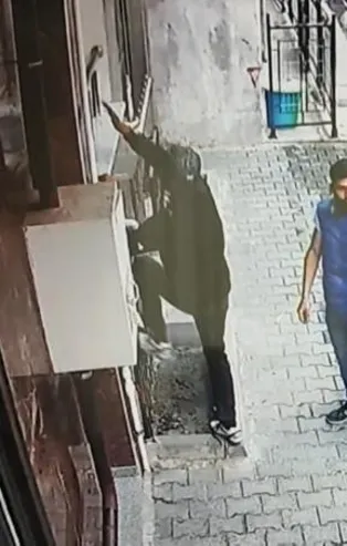 Esenyurt'ta iki aşamalı hırsızlık! Balkondan girip kombi çaldılar