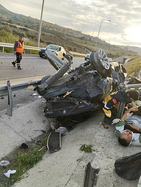 feci-kaza-mersinde-bariyere-carpan-otomobil-paramparca-oldu-1706527635760.jpeg Feci kaza! Mersin'de bariyere çarpan otomobil paramparça oldu-2