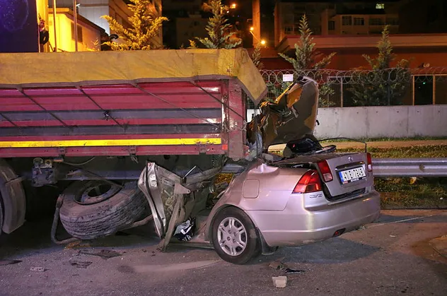 Kocaeli'de korkunç kaza! TIR'ın altına girdi 2 kişi öldü