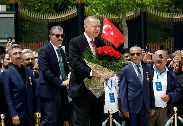 Başkan Erdoğan 15 Temmuz programı kapsamında şehitler için Kur'an-ı Kerim okudu-1