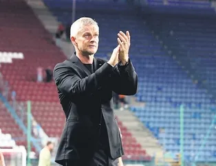 İp üstünde yürüyor