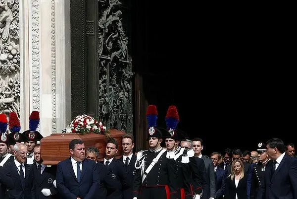 disisleri-bakani-hakan-fidan-ile-ak-parti-genel-baskan-yardimcisi-ve-parti-sozcusu-omer-celik-berlusconinin-ce-1686764629267.jpeg Berlusconi'ye veda! Türkiye'den üst düzey iki isim katıldı-8