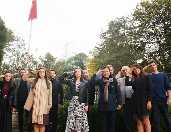 Barış Pınarı Harekatı’na katılan kahraman Mehmetçik'e Kimse Bilmez oyuncularından destek!-1