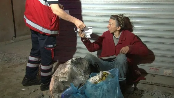 Son dakika: Beyoğlu'nda korku dolu anlar! Bir kadın kanalizasyon çukuruna düştü-2