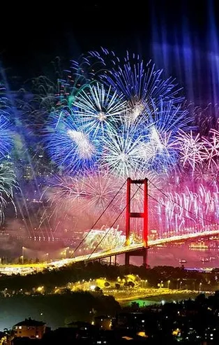 Ünlüler yılbaşında kural bozmadı! 2020'ye sahnede girdiler...