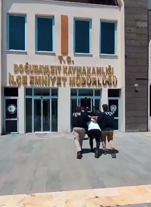 once-mersin-simdi-de-agri-pkk-halayli-sistematik-provokasyon-geregi-yapilsin-cagrisi-1721909344932.jpeg Gözaltına alınma görüntüleri.