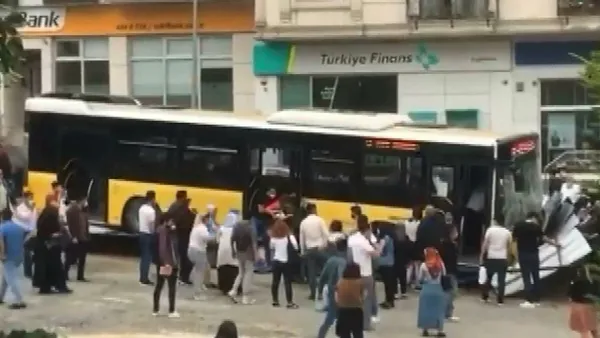 son-dakika-istanbulun-kagithane-ilcesinde-iett-otobusu-kaza-yapti-1623082941753.jpg Son dakika! İstanbul'un Kağıthane ilçesinde İETT otobüsü kaza yaptı-1