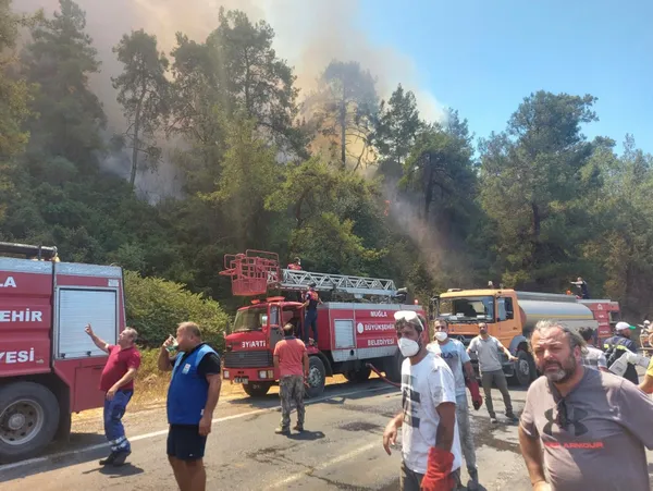 mugla-marmaristeki-yangin-ilerliyor-orhaniye-mahallesindeki-marinada-yatlar-aciga-demirledi-1627990865329.jpg Muğla Marmaris'teki yangın ilerliyor! Orhaniye Mahallesi'ndeki marinada yatlar açığa demirledi-7