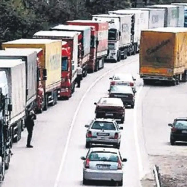 Sınırda tır geçişleri durdu