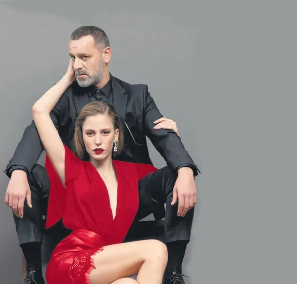 ozan-guvenin-serenay-sarikayayailgi-duydugu-iddiasi-cem-yilmazi-soka-ugratti-unlukomedyen-kopruleri-atti-1594684813445.jpeg Ozan Güven'in Serenay Sarıkaya'ya ilgi duyduğu iddiası Cem Yılmaz'ı şoka uğrattı: Ünlü komedyen köprüleri attı-1