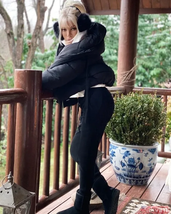 76 yaşındaki Ajda Pekkan’dan bomba hareket! Erkek seyircisi “Göremedik” deyince bir anda elbisesini kaldırdı! “Açmayan bir sen kaldın” - 2