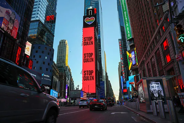 times-meydaninda-stop-gulen-ilani-fetonun-karanlik-yuzu-afise-edildi-1615692586106.jpg Times Meydanı'nda "Stop Gülen" ilanı! FETÖ'nün karanlık yüzü afişe edildi-1