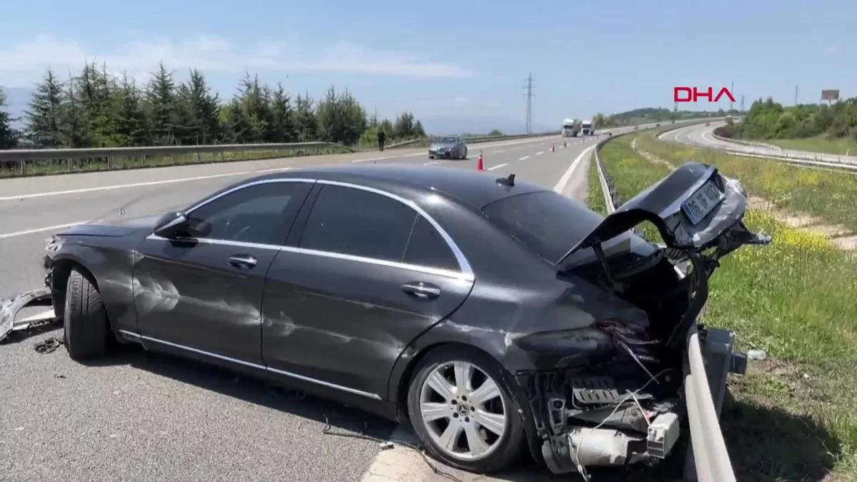 Son dakika: Milli Eğitim Bakanı Yusuf Tekin'in makam aracı TEM'de kaza yaptı