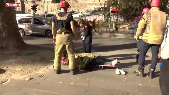 Beyoğlu’nda tramvayın motosiklete çarpma anı kamerada!
